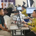 Petugas melayani pembuatan Paspor Simpatik bekerjasama dengan Universitas Diponegoro.