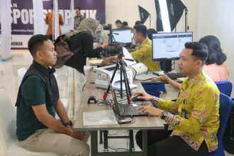 Petugas melayani pembuatan Paspor Simpatik bekerjasama dengan Universitas Diponegoro.