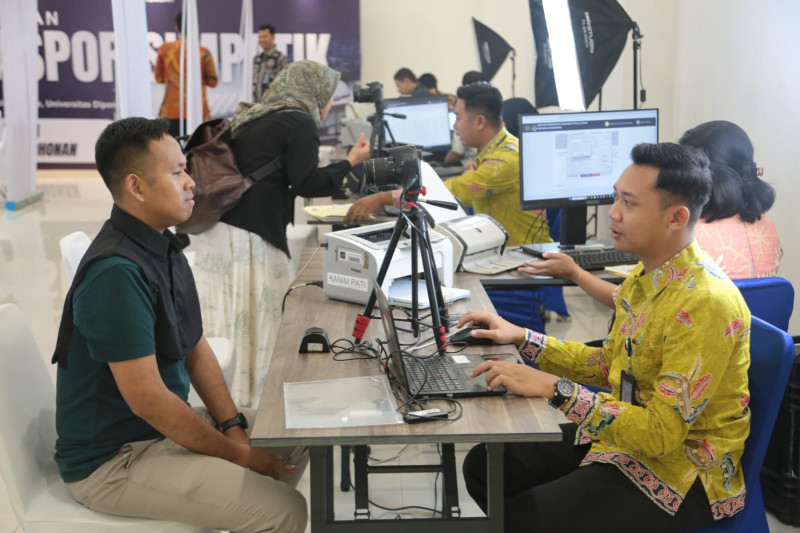 Petugas melayani pembuatan Paspor Simpatik bekerjasama dengan Universitas Diponegoro.