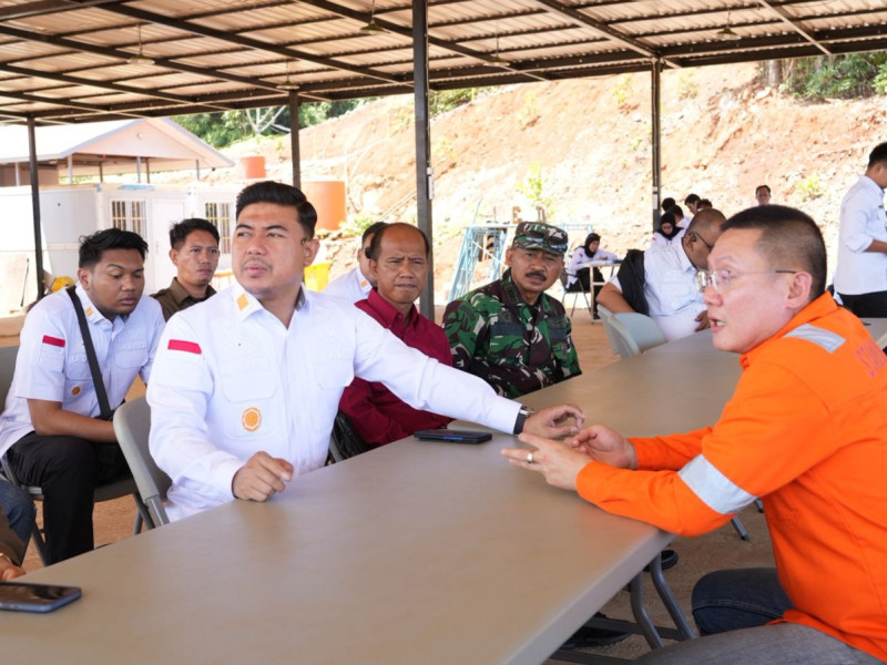 Petugas imigrasi didampingi petugas gabungan memeriksa dokumen milik orang asing.