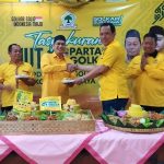 Ketua DPD Partai Golkar Surabaya, Akmarawita Kadir, memberikan potongan tumpeng disaksikan Sekjen DPP Partai Golkar, Sarmuji.