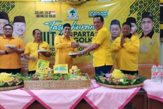 Ketua DPD Partai Golkar Surabaya, Akmarawita Kadir, memberikan potongan tumpeng disaksikan Sekjen DPP Partai Golkar, Sarmuji.