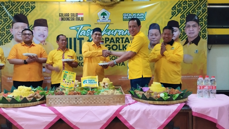 Ketua DPD Partai Golkar Surabaya, Akmarawita Kadir, memberikan potongan tumpeng disaksikan Sekjen DPP Partai Golkar, Sarmuji.