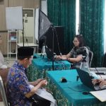 Suasana pembuatan paspor kolektif oleh Kantor Imigrasi Semarang
