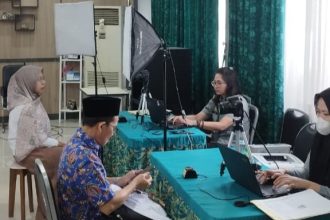 Suasana pembuatan paspor kolektif oleh Kantor Imigrasi Semarang