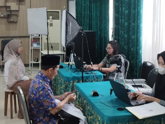 Suasana pembuatan paspor kolektif oleh Kantor Imigrasi Semarang
