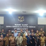 Kepala Kantor Pertanahan Kabupaten Konawe Utara, Agus Rahmanto foto bersama usai kegiatan rapat.