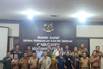 Kepala Kantor Pertanahan Kabupaten Konawe Utara, Agus Rahmanto foto bersama usai kegiatan rapat.