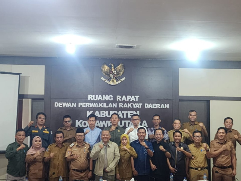 Kepala Kantor Pertanahan Kabupaten Konawe Utara, Agus Rahmanto foto bersama usai kegiatan rapat.