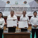 Kepala Kantor Pertanahan Surabaya I Budi Hartanto menunjukkan PKS dengan Kejari Tanjung Perak disaksikan Kepala Kantor Pertanahan Surabaya II Wida Rihardyan Adjie.