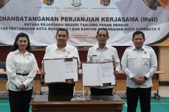 Kepala Kantor Pertanahan Surabaya I Budi Hartanto menunjukkan PKS dengan Kejari Tanjung Perak disaksikan Kepala Kantor Pertanahan Surabaya II Wida Rihardyan Adjie.