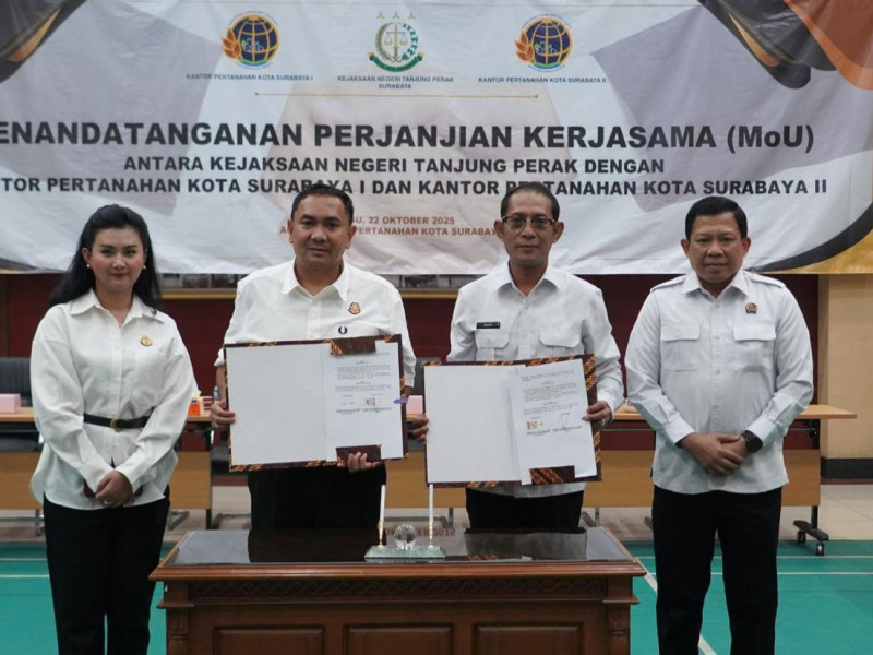 Kepala Kantor Pertanahan Surabaya I Budi Hartanto menunjukkan PKS dengan Kejari Tanjung Perak disaksikan Kepala Kantor Pertanahan Surabaya II Wida Rihardyan Adjie.