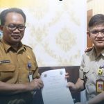 Sekretaris Daerah Kabupaten Magetan, Muhtar Wahid dan Kepala Kantor Pertanahan Kabupaten Magetan, Jany Danny Assa, menunjukkan PKS.