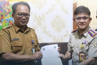 Sekretaris Daerah Kabupaten Magetan, Muhtar Wahid dan Kepala Kantor Pertanahan Kabupaten Magetan, Jany Danny Assa, menunjukkan PKS.