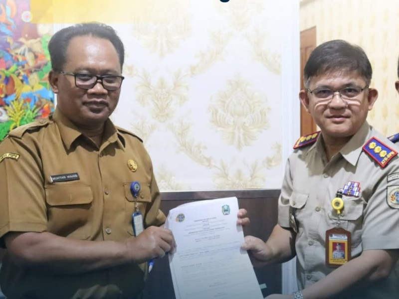 Sekretaris Daerah Kabupaten Magetan, Muhtar Wahid dan Kepala Kantor Pertanahan Kabupaten Magetan, Jany Danny Assa, menunjukkan PKS.