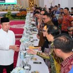 Menteri ATR/Kepala BPN Nusron Wahid menyapa para kepala daerah saat melakukan kunjungan kerja di Kalimantan Timur.