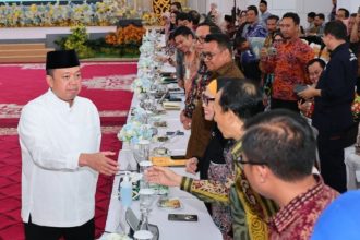 Menteri ATR/Kepala BPN Nusron Wahid menyapa para kepala daerah saat melakukan kunjungan kerja di Kalimantan Timur.