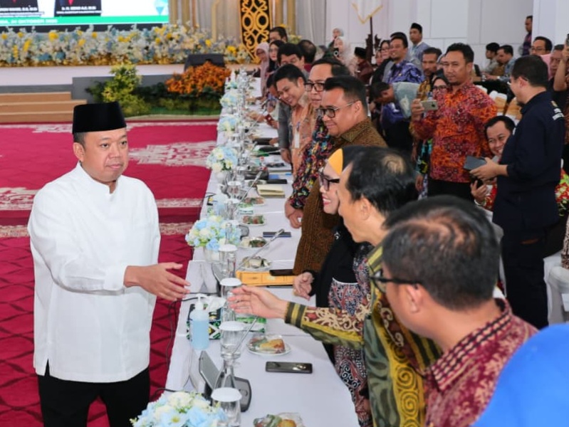 Menteri ATR/Kepala BPN Nusron Wahid menyapa para kepala daerah saat melakukan kunjungan kerja di Kalimantan Timur.