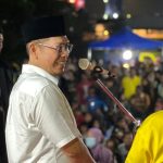 Anggota DPR RI Dapil Jatim 1 Surabaya-Sidoarjo, Adies Kadir, menyapa warga Sawotratap dalam kegiatan Pesta Rakyat menyambut HUT ke-61 Partai Golkar.