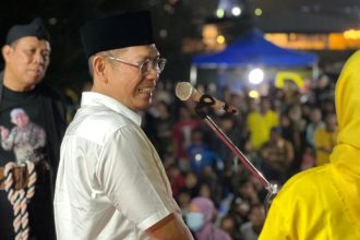 Anggota DPR RI Dapil Jatim 1 Surabaya-Sidoarjo, Adies Kadir, menyapa warga Sawotratap dalam kegiatan Pesta Rakyat menyambut HUT ke-61 Partai Golkar.