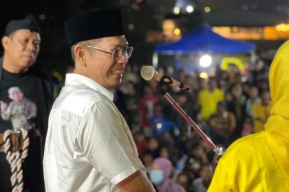 Anggota DPR RI Dapil Jatim 1 Surabaya-Sidoarjo, Adies Kadir, menyapa warga Sawotratap dalam kegiatan Pesta Rakyat menyambut HUT ke-61 Partai Golkar.