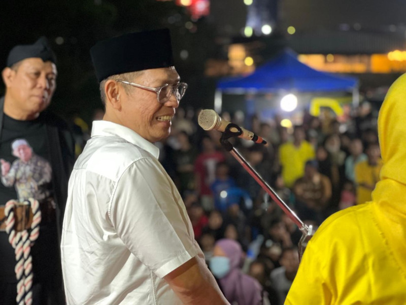 Anggota DPR RI Dapil Jatim 1 Surabaya-Sidoarjo, Adies Kadir, menyapa warga Sawotratap dalam kegiatan Pesta Rakyat menyambut HUT ke-61 Partai Golkar.