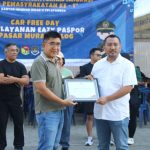 Kepala Kantor Imigrasi Atambua, Putu Agus Eka Putra (kanan) menerima penghargaan dari Bupati Belu, NTT.