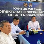 Kakanwil Ditjen Imigrasi Provinsi Nusa Tenggara Timur (NTT) Arvin Gumilang (kanan) memimpin kegiatan rapat monitoring.