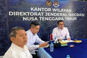 Kakanwil Ditjen Imigrasi Provinsi Nusa Tenggara Timur (NTT) Arvin Gumilang (kanan) memimpin kegiatan rapat monitoring.