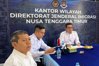 Kakanwil Ditjen Imigrasi Provinsi Nusa Tenggara Timur (NTT) Arvin Gumilang (kanan) memimpin kegiatan rapat monitoring.