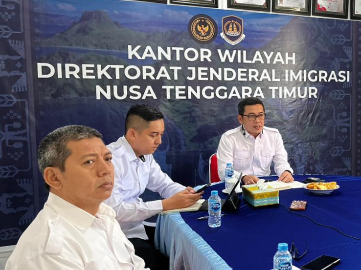 Kakanwil Ditjen Imigrasi Provinsi Nusa Tenggara Timur (NTT) Arvin Gumilang (kanan) memimpin kegiatan rapat monitoring.