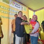Wakil Ketua Umum DPP Partai Golkar, Adies Kadir memberikan bingkisan kepada warga Sidoarjo.