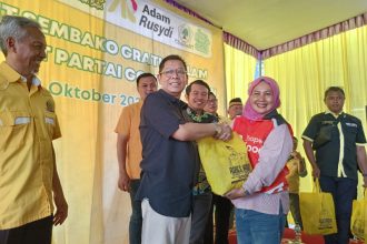 Wakil Ketua Umum DPP Partai Golkar, Adies Kadir memberikan bingkisan kepada warga Sidoarjo.