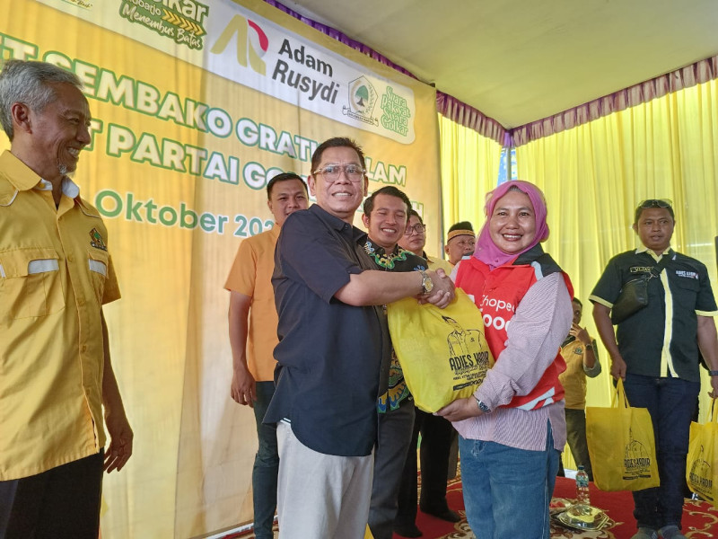 Wakil Ketua Umum DPP Partai Golkar, Adies Kadir memberikan bingkisan kepada warga Sidoarjo.