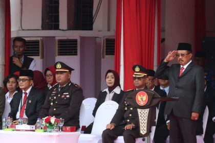 Wakil Wali Kota Surabaya, Armuji menjadi inspektur pada kegiatan upacara Sumpah Pemuda di Balai Kota Surabaya.