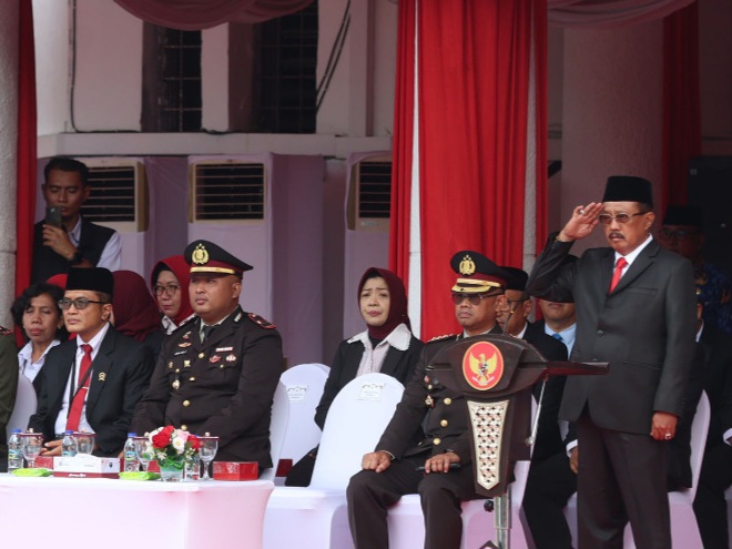 Wakil Wali Kota Surabaya, Armuji menjadi inspektur pada kegiatan upacara Sumpah Pemuda di Balai Kota Surabaya.