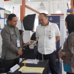 Kepala Kantor Imigrasi Kelas I Khusus TPI Semarang, Ari Widodo, mejonjau stan pameran imigrasi.
