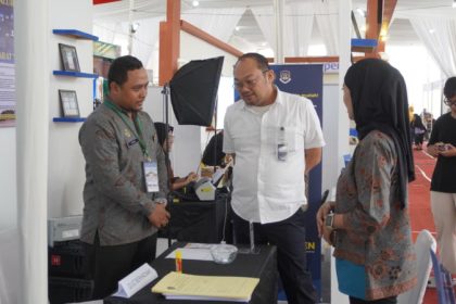 Kepala Kantor Imigrasi Kelas I Khusus TPI Semarang, Ari Widodo, mejonjau stan pameran imigrasi.