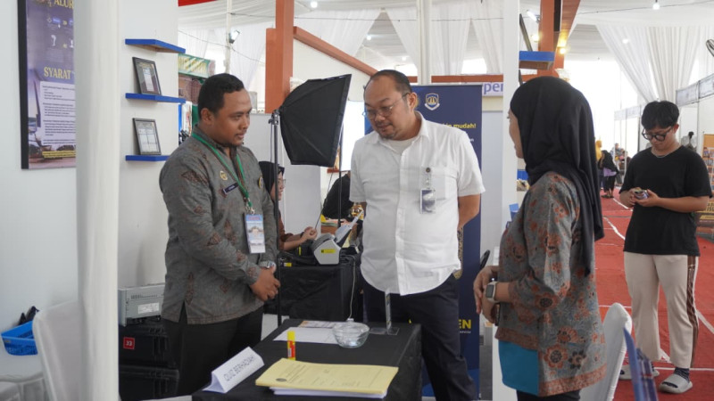 Kepala Kantor Imigrasi Kelas I Khusus TPI Semarang, Ari Widodo, mejonjau stan pameran imigrasi.