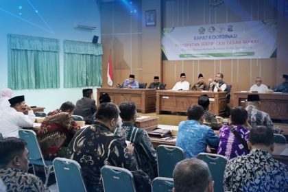 Suasana rapat koordinasi program percepatan sertifikasi tanah wakaf yang sudah berlangsung sebelumnya di Kantor Pertanahan Surabaya II.