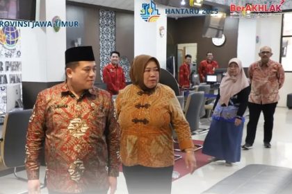 Kakanwil BPN Jatim, Asep Heri meninjau pelayanan didampingi Kepala Kantor Pertanahan Kota Malang, Kusniyati.