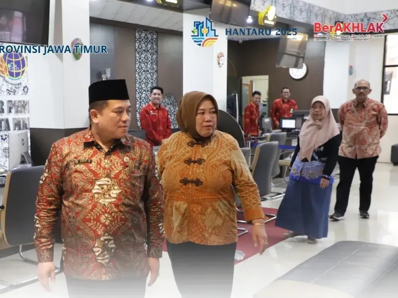 Kakanwil BPN Jatim, Asep Heri meninjau pelayanan didampingi Kepala Kantor Pertanahan Kota Malang, Kusniyati.
