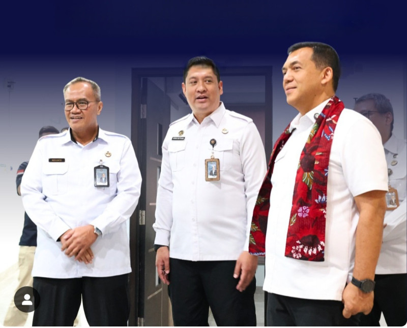 Kakanim Pamekasan, Ahmad Muttaqin (tengah) mendampingi Kakanwil Ditjen Imigrasi Novianto Sulastono dan Wamen Imigrasi dan Pemasyarakatan Silmy Karim saat meninjau pelayanan di kantor Imigrasi wilayah Madura.