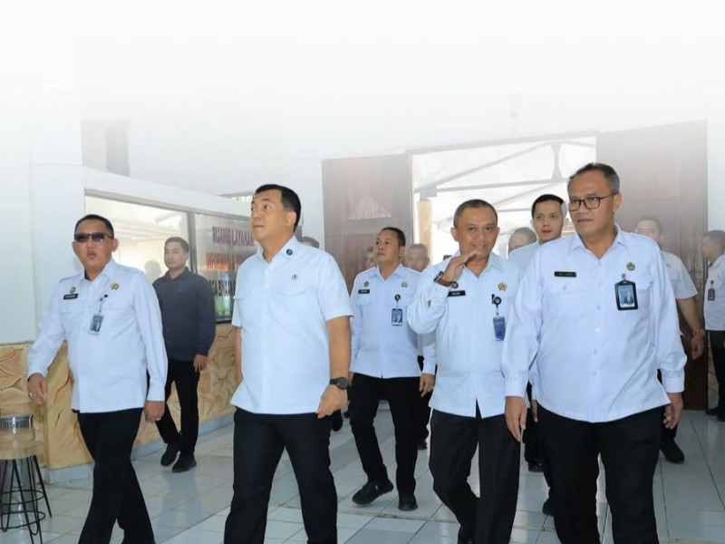 Wakil Menteri Imigrasi dan Pemasyarakatan, Silmy Karim melakukan kunjungan di Lapas Surabaya.