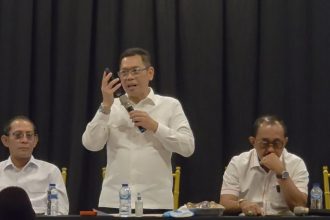 Kakantah Surabaya I Budi Hartanto, Adies Kadir, dan Wawali Armuji saat menerima ribuan warga Surabaya yang lahan rumahnya diklaim oleh Pertamina.