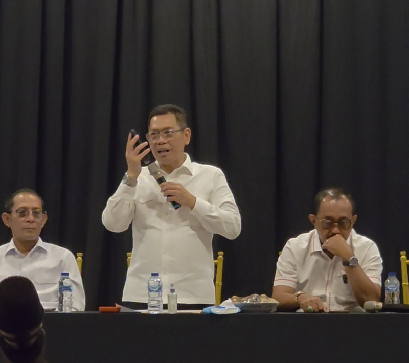Kakantah Surabaya I Budi Hartanto, Adies Kadir, dan Wawali Armuji saat menerima ribuan warga Surabaya yang lahan rumahnya diklaim oleh Pertamina.