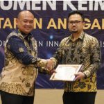 Direktur Intelijen Keimigrasian, Agus Waluyo, memberikan penghargaan kepada Kepala Bidang Tempat Pemeriksaan Imigrasi (TPI), Kanimsus Surabaya Kholilur Rohman di Jakarta.