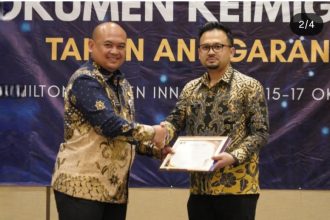 Direktur Intelijen Keimigrasian, Agus Waluyo, memberikan penghargaan kepada Kepala Bidang Tempat Pemeriksaan Imigrasi (TPI), Kanimsus Surabaya Kholilur Rohman di Jakarta.