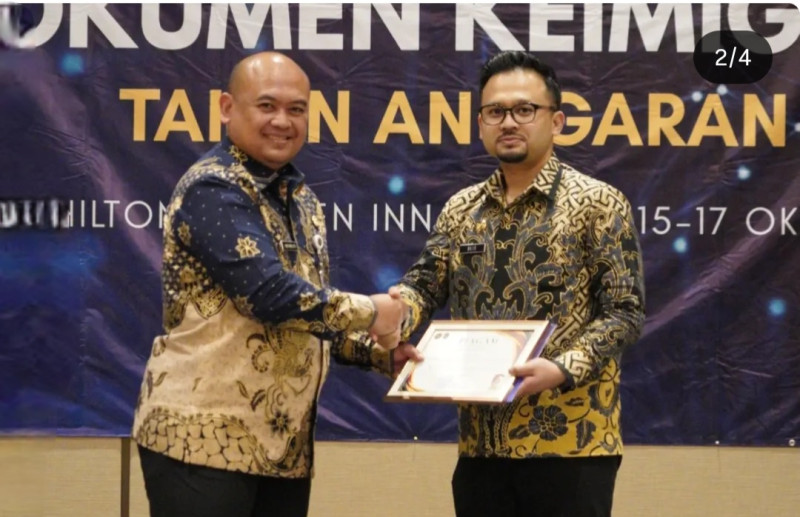 Direktur Intelijen Keimigrasian, Agus Waluyo, memberikan penghargaan kepada Kepala Bidang Tempat Pemeriksaan Imigrasi (TPI), Kanimsus Surabaya Kholilur Rohman di Jakarta.