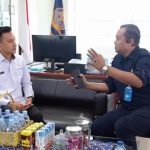 Kepala Kantor Imigrasi Kelas I TPI Kendari, Muhammad Novrian Jaya bersama Denny Ariyanto.